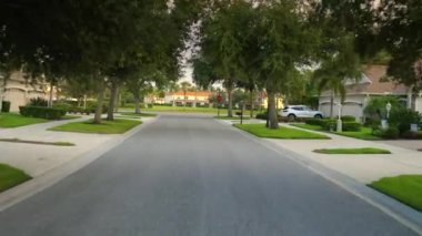 Florida yerleşim bölgesindeki Amerikan caddesinde şahsi bakış açısıyla araba kullanmak