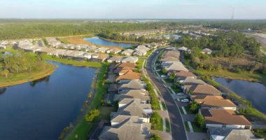 Güneybatı Florida 'da yeşil palmiye ağaçları arasında pahalı evleri olan kapılı bir topluluk. ABD 'de birinci sınıf konut geliştirme.