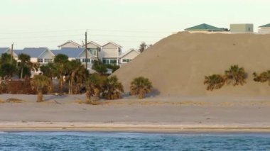 Kasırga sonrası temizlik. Florida 'da okyanus kıyısındaki kum alıcı bölgede kum yığınları.