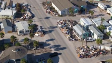 Florida, Englewood 'da Manasota Key' de Milton Kasırgası. Şiddetli hasarlı evlerin yol kenarındaki çöp yığınları. Doğal afetin sonuçları.