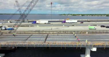 Ellenton, Florida 'da inşa edilen köprü açıklıklarıyla birlikte endüstriyel inşaat işlerinde çalışan adamlar. Eyaletler arası ulaşımın geliştirilmesi