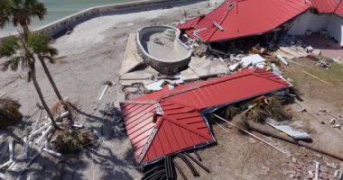 Doğal felaket ve sonuçları. Kasırga Florida kıyı bölgesindeki evleri ve duvarları tahrip etti.