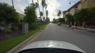 Venice City 'de araba kullanmak. Florida turist altyapısı olan Amerikan sokakları. Ulaşım kavramı