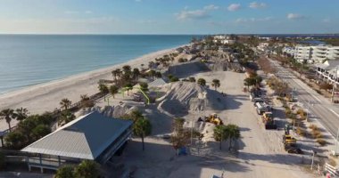 Milton Kasırgası dalgalanmasından sonra sakinlerin kum dökeceği bir alan. Manasota Key 'deki Englewood Sahili' nde büyük kum yığınları. Doğal afet sonrası temizlik