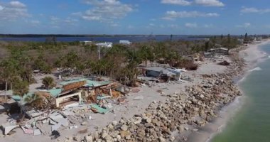 Fırtına dalgası, kasırganın neden olduğu okyanus kıyısındaki ciddi hasarlı yerleşim evleri. Florida 'da doğal afet sonuçları