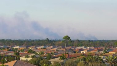 Florida 'nın banliyö mahallesi, reçeteli orman yangını dumanıyla kirlenmiş kötü hava kalitesinden muzdarip..
