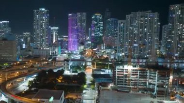 ABD ulaşım altyapısı. Miami, Florida 'daki hızlı sürüş araçlarıyla gece Amerikan otoyol kavşağının hava görüntüsü