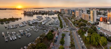 Sarasota şehrinin üstünde, Florida körfez limanında yatları ve deniz kenarındaki yüksek binaları var. ABD 'de konut ve ulaşımın geliştirilmesi.