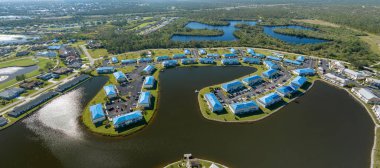 Kasırga apartmanındaki hasar gören binanın çatıları asfalt kiremitleri değişene kadar yağmur suyuna karşı mavi koruyucu branda ile kaplıydı..