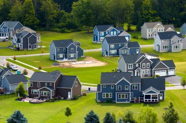Rochester, New York yerleşim bölgesindeki büyük özel evlerin havadan görüntüsü. Amerikan banliyölerinde emlak gelişimine örnek olarak yeni aile evleri.