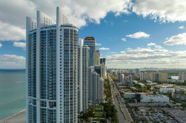 Atlantik Okyanusu kıyısındaki lüks otelleri ve apartmanları olan Sunny Isles Beach şehrinin hava manzarası. Güney Florida 'daki Amerikan turizm altyapısı.