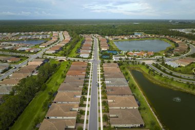 Florida 'daki kapalı yaşam kulüplerinin hava manzaralı evleri. Amerikan banliyölerinde emlak gelişimine örnek olarak aile evleri.