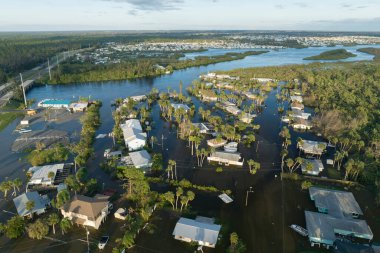 Doğal afet sonrası. Kasırga yağış sularıyla çevrili Florida yerleşim bölgesindeki evler.