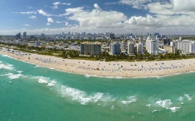 Miami Beach City 'nin güney kıyısı. Florida, ABD 'de turist altyapısı. Güney Sahili Yüksek Lüks oteller ve apartmanlar.