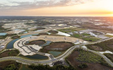 Hazırlanmış zeminde inşaatın başlaması. Amerikan kırsal kesiminde büyük bir inşaat alanı. ABD banliyölerinde konut geliştirme. ABD 'de emlak piyasası.