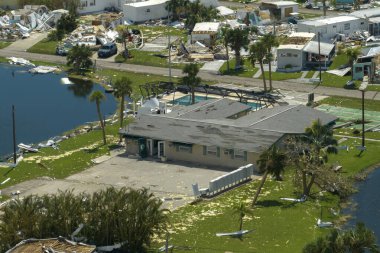 Florida, ABD 'deki doğal afet sonuçları. Mobil evlerdeki Ian Kasırgası 'nın hava görüntüsü ağır hasar görmüş..