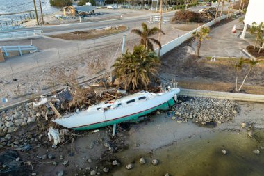 İngiltere, Florida 'da Milton kasırgasından sonra yıkılan yatlar kıyıda alabora oldu..