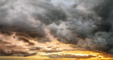 Akşamları gökyüzü renkli bulutlarla kaplanır. Panoramik gökyüzü.