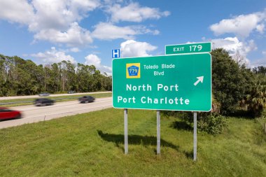 Florida 'da North Port ve Port Charlotte' a giden yol kavşağı tabelası. ABD 'de otoyol seyahati.