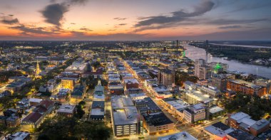 Geceleyin tarihi Amerikan şehir mimarisi. Savannah, Georgia 'nın eski şehri. Aydınlatılmış sokaklar ve binalar yukarıdan.