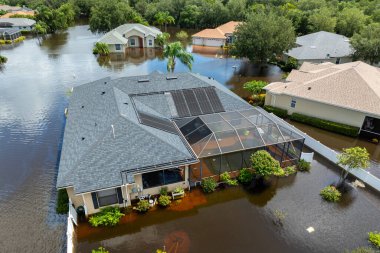 Debby kasırgası, Florida 'nın Sarasota kentindeki banliyö yerleşim yerlerini sular altında bıraktı. Doğal afetten sonra.