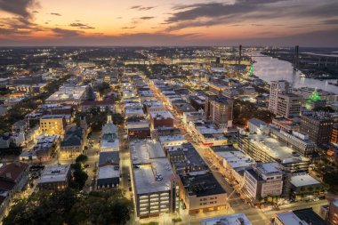 Güney Amerika 'daki tarihi şehir mimarisi. Geceleri Savannah, Georgia 'nın aydınlık sokaklarının manzarası.