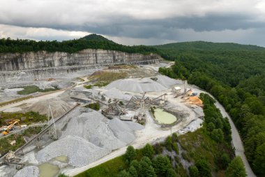 Kırık taş işleme tesisi olan açık maden ocağı. İnşaat endüstrisi için doğal kaynakların çıkarılması.