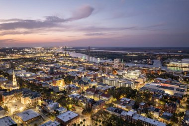 Savannah, Georgia 'da. Eski tarihi şehrin tarihi Amerikan mimarisi. ABD Güney şehri gün batımında.