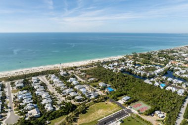 Kırsal ABD banliyölerindeki Amerikan rıhtım evleri. Florida 'nın güneybatısındaki Gasparilla Adası' ndaki küçük Boca Grande kasabasındaki büyük yerleşim yerlerinin manzarası.