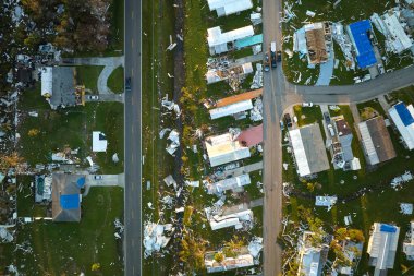 Florida yerleşim bölgesindeki Ian kasırgasından sonra ağır hasar görmüş mobil evler. Doğal afetin sonuçları..