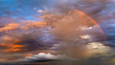 Güzel günbatımı gökyüzü manzarası. Ufukta parlak turuncu ve sarı bulutlar.
