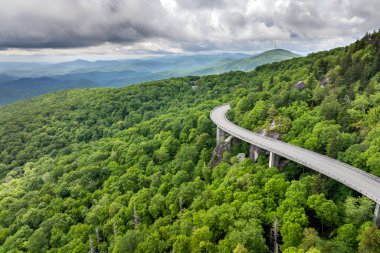 Kuzey Carolina 'daki Blue Ridge Parkway' de araba yolculuğu. Yazın yağmur mevsiminde Appalachian dağlarında Linn Cove Viaduct. Güzel doğanın yaz manzarası.