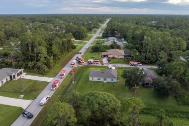 Florida 'daki olası yangın tehlikesine acil servis personeli cevap veriyor. İlk müdahale ekipleri yanan evdeki yangını söndürmeye hazır..