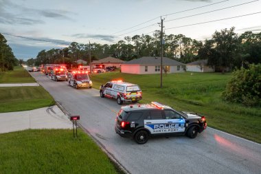 Acil servis araçları olay yerinde. Florida, ABD 'deki konut evinde karbon monoksit gazı tehlikesi soruşturması.