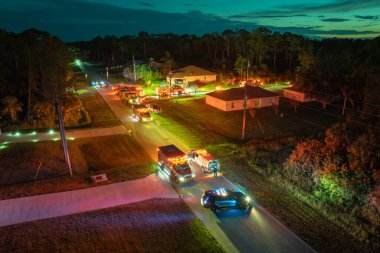 Özel evin yangın tehlikesini araştıran ilk ekipler. Florida yerleşim yerindeki karbon monoksit kazasına acil servis personeli cevap veriyor..
