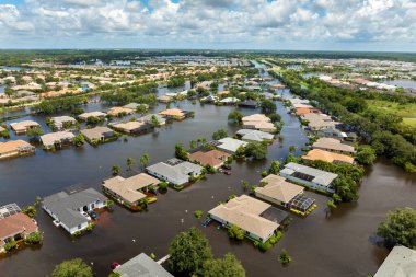 Florida 'nın banliyölerindeki yağmur suyu yüzünden sular altında kalan evlerle dolu bir yerleşim bölgesi. Güney Amerika 'daki doğal afet sonrası.