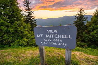 Mitchell Dağı Blue Ridge Parkway 'e bakıyor. Kuzey Carolina Appalachian dağlarında manzaralı bir yolculuk..