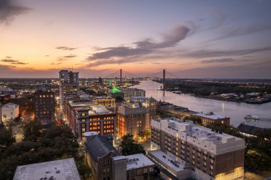 Savannah, Georgia 'da. Eski tarihi şehrin kentsel manzarası. Gün batımında ABD şehir manzarası.