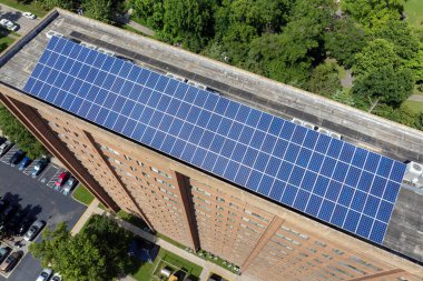 Nashville, Tennessee 'de bir apartmanın çatısı. Temiz ekolojik elektrik enerjisi üretimi. Sıfır emisyonlu yenilenebilir elektrik.