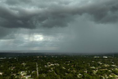 Fırtınalı bulutlar karanlık gökyüzünde fırtına sırasında oluşuyor. Hareket eden ve değişen bulutlu hava durumu.