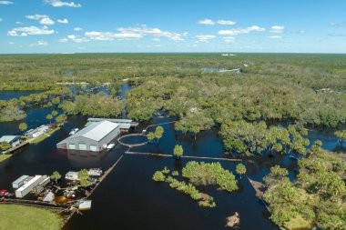 Etrafı Ian Kasırgası ile çevrili sel suları Florida kırsal kesimindeki endüstriyel depo binası. Doğal afetten sonra.