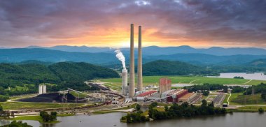 Termik santral, elektrik enerjisi üretimi için kömür fosili yakıtı yakıyor. Roane County, Tennessee 'deki Kingston elektrik santrali..