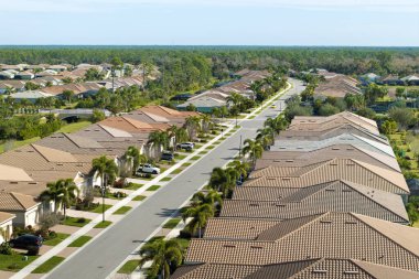 Güney Florida 'da pahalı evleri olan zengin bir mahalle. ABD Premium konut piyasasının gelişimi.