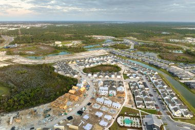 Yeni gelişmekte olan banliyö bölgesinde ahşap evler inşa ediliyor. Amerikan banliyölerinde konut geliştirme. ABD 'de emlak piyasası.