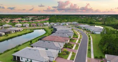 Florida 'nın güneybatısındaki küçük bir kasabadaki pahalı konutların hava manzarası. Amerikan banliyölerinde emlak gelişimine örnek olarak Amerikan rüya evleri.