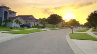 Florida 'daki banliyö Amerikan caddesinde konut alanı etrafında dolaşan araba..