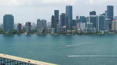 Arabalar Miami 'nin merkezinde, Florida, ABD' de köprüden geçiyor. Modern Amerikan megapolis 'indeki yüksek rıhtım ve yerleşim binaları.