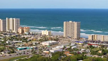 Deniz kenarındaki evleri, yüksek binaları ve daireleri olan Daytona Sahili şehri. Florida kıyı şeridinin yukarısından bir görüntü. ABD konutlarının geliştirilmesi