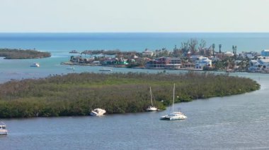 İngiltere, Florida 'daki Manasota Key' de Milton Kasırgası 'ndan sonra sığ körfez sularında tahrip edilen yat alabora oldu.
