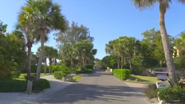 Güneşli Florida 'da manzaralı bir yolda sürüyorum. Casey Key Kıyı Konutları Resimli Sokaklar